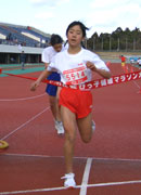 5年女子は酒井さんが大濱さんとの接戦を1秒差で制した。タイムも11分17秒（昨年度ランク7位）の好タイム。