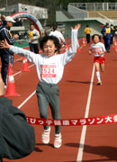 2年女子は田中さんが6分01秒（今年度2位）の好タイムで2位の福山さんに1秒先着。来年も好勝負かな？