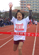 1年女子は小渡さんが7分00秒の好タイムで制した。
