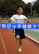 2年男子は岡田くんが5分46秒（昨年度ランク7位）の好タイムで独走Ｖ。