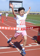 4年女子は木村さんが8分05秒の好タイムで独走Ｖ。