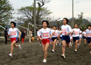 6年女子スタート。赤のランパンの田山姉妹が5年連続のワンツーフィニッシュ！当然中学でも良きライバルだね！