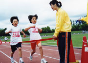 4年女子はゴールまでもつれる接戦。西巻さん（右）が僅差の勝利。