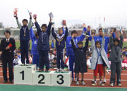 6年男子表彰。6位まで10分台のハイレベル。優勝は岩間くんで10分36秒（昨年度ランク41位）の好タイムで３連覇。1秒差の2位の雨宮くんも（同44位）の好タイム。