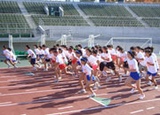 6年女子スタート。上位陣は昨年から大きく記録を伸ばした。