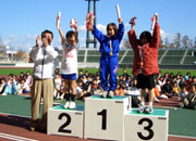 1年女子表彰。優勝は大森さんで6分44秒（昨年度ランク7位）の好タイム。2位は居内さん、3位は堤さんが入った。