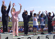 5年女子表彰。優勝の栃久保さんは11分39秒（昨年度ランク26位）の好タイムだった。