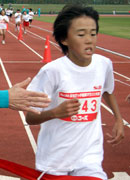 4年女子は林さんが7分53秒（昨年度37位）の好タイムで制した。