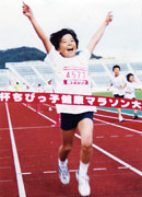 4年女子は高橋さんが7分36秒（昨年度12位）の好タイムで優勝。これで3連覇だ！