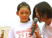 優勝インタビューを受ける3年女子山内さん。今年も昨年度の最高タイムを10秒も上回る快走だった。