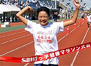 6年男子は佐々木くんが独走で3連覇。タイムも10分25秒(昨年度12位)と文句なし!
