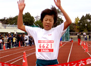 6年女子は稲垣さんが独走で制した。11分24秒(昨年度34位)の好タイムでフィニッシュ！