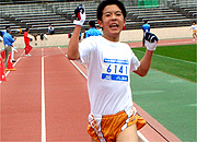 6年男子は鈴木くんが昨年6位から大躍進！1分11秒もタイムを縮め、10分12秒で制した。