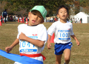 1年男子は和田くんが僅差で優勝。2位田中くん共に6分16秒(昨年度5位)の好タイムをマーク。