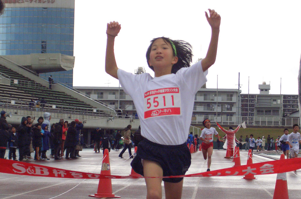 5年女子は上杉さんが快走を披露。大分大会記録を6秒更新する11分22秒(昨年度9位)の好タイムをマーク。