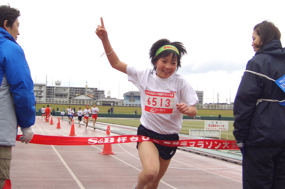 6年女子は上杉さんが独走で制した。タイムも11分12秒(昨年度22位)の好タイム。