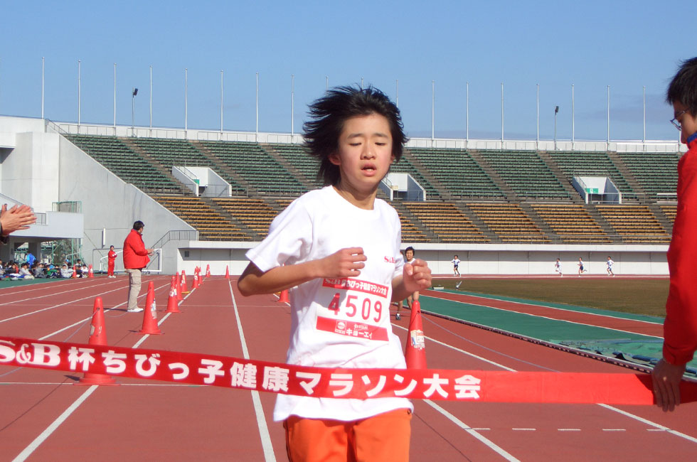 4年女子は岡村さんが4連覇の偉業。タイムも7分46秒（昨年度ランク29位）の好タイム。