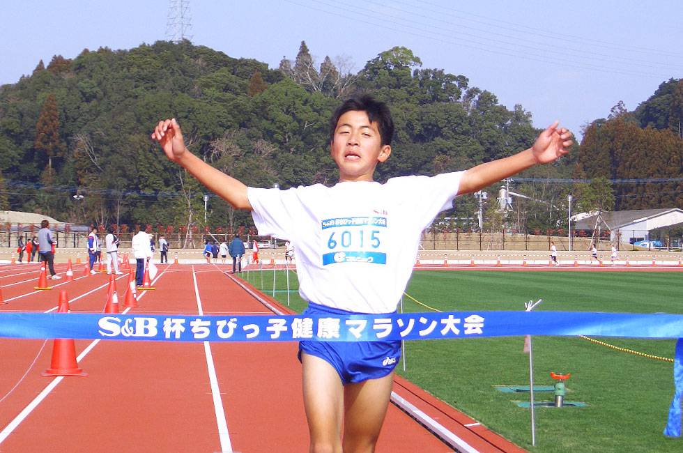 6年男子は鈴木くんが10分28秒（昨年度17位）の好タイムで圧勝。