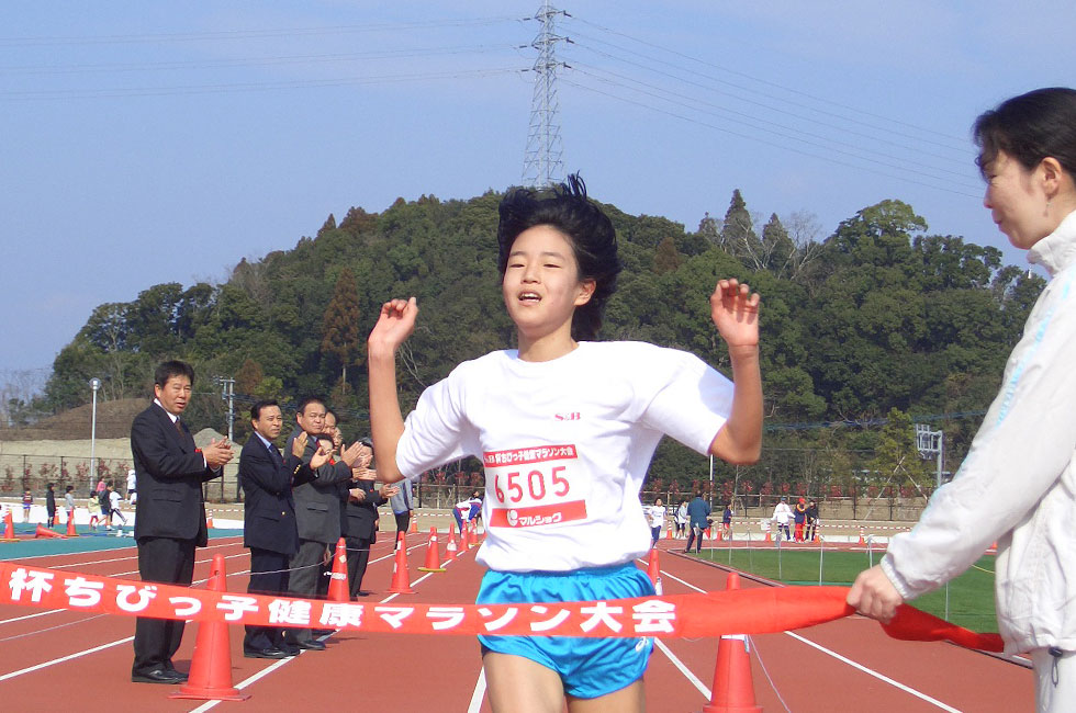 6年女子は秋廣さんが一人旅の快走。タイムも11分15秒（昨年度24位）の好タイムだった。
