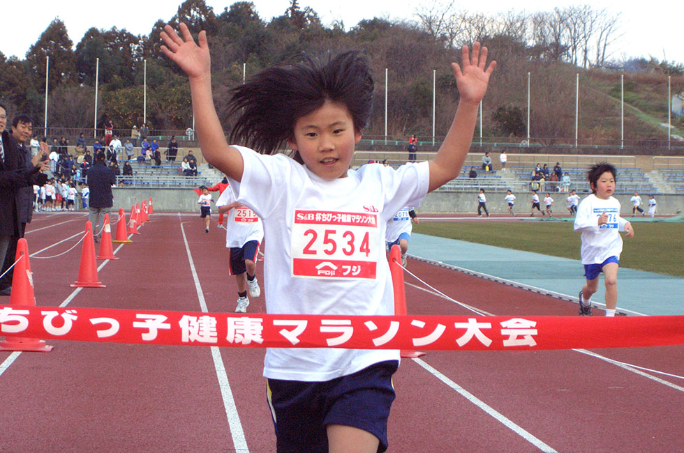 2年女子は永尾さんが連覇。タイムも6分15秒（昨年度8位）の好タイム。