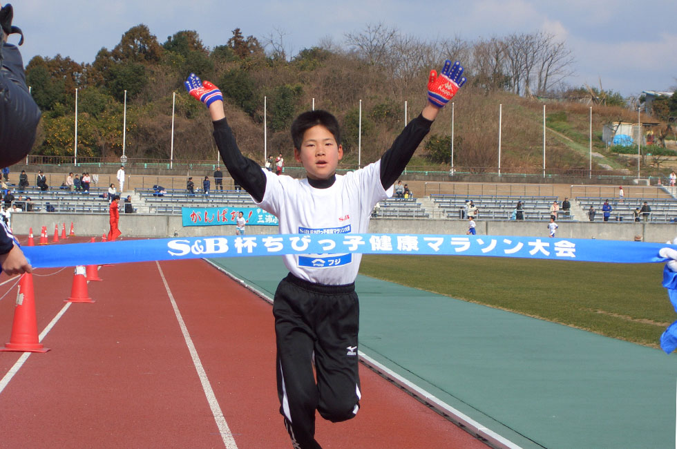 4年男子は越智くんが4連覇。タイムも7分08秒（昨年度3位）の快走。