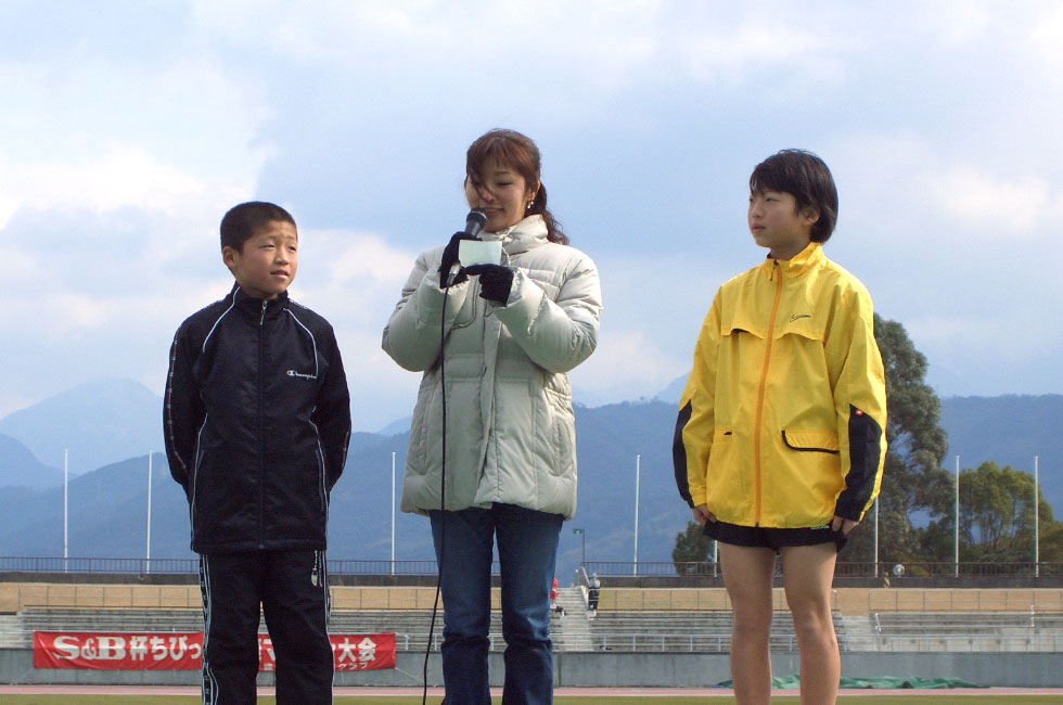 5年男女優勝インタビュー。男子は内田くんが10分49秒（昨年度9位）女子は上田さんが11分09秒（同5位・4連覇）と素晴らしい走りを披露した。