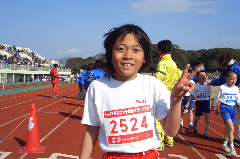 2年女子は高橋さんが2連覇。男子の今年度最高を上回る5分42秒の快走を披露。ゴール後も息も切らさず元気一杯！