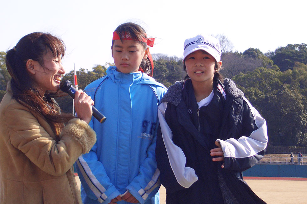 3年男女優勝インタビュー男子は森くんが今年度最高タイムで3連覇。女子は昨年3位の鶴石さんが7分49秒の好タイムで接戦を制した。