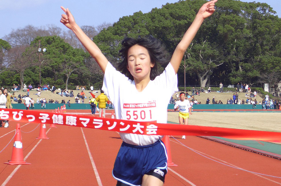 5年女子は井上さんが2連覇。タイムも10分43秒（今年度最高タイム）と別格の走りを見せた。