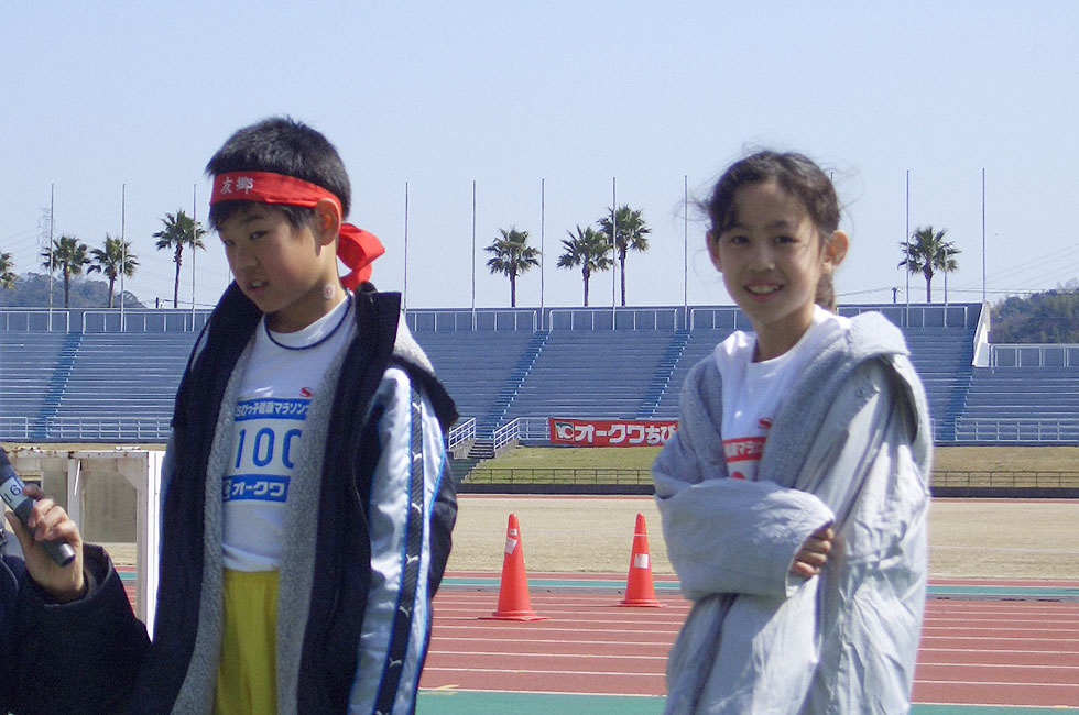 4年男女優勝インタビュー。男子は山本くんが7分04秒（例年トップレベルの記録）、女子は田中さんが今年度最高タイムとなる7分25秒で制した。