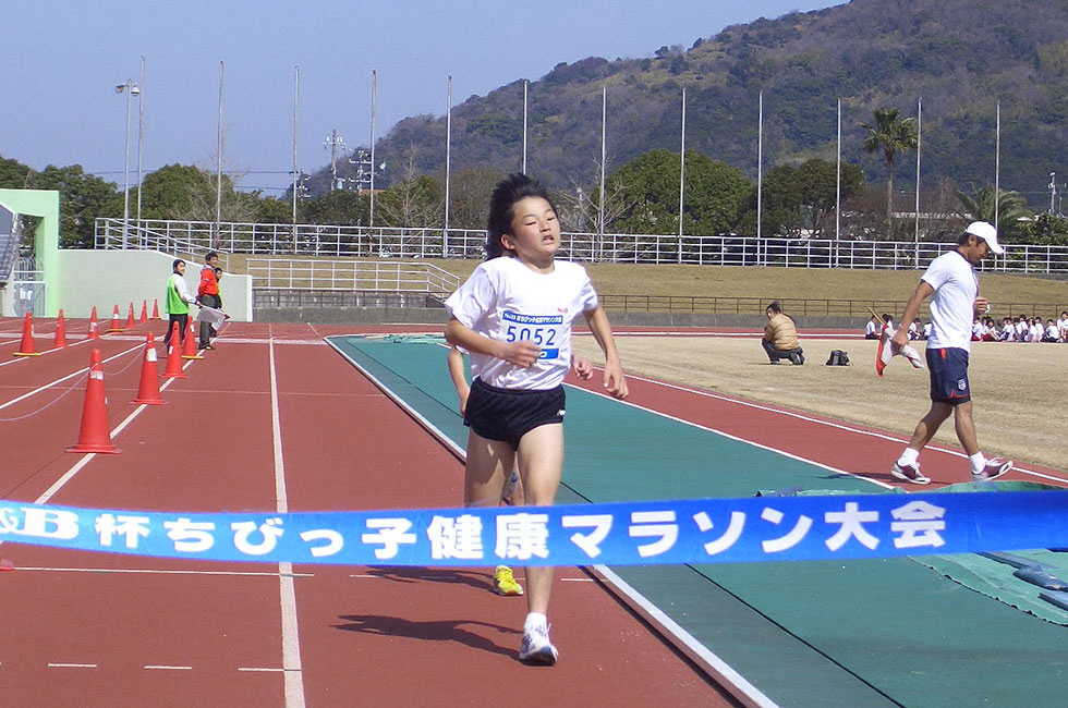 5年男子は激戦の末、真嶋くんが10分23秒の好タイムで浜中くんを僅差押さえ連覇。