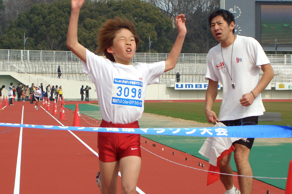 ハイペースで消耗戦となった3年男子は最後までスピードが落ちなかった光定くんが逃げる森くんを捕らえ初Ⅴ。
