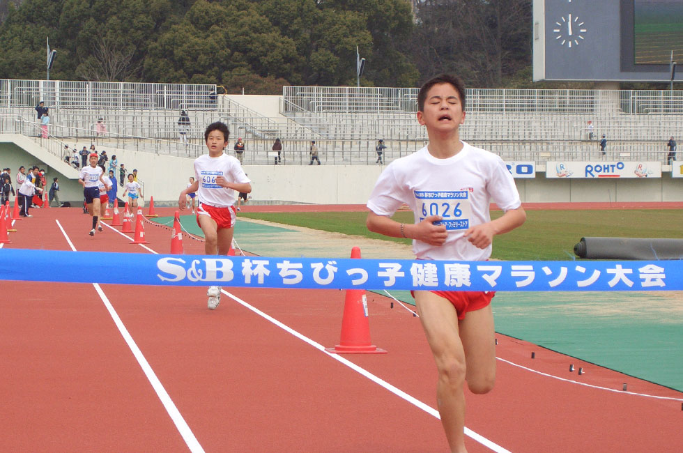 強豪が揃った6年男子は東海くんが制した。タイムも10分06秒の今年度最高タイム。2秒差で2位は池田くん、3位繁田くん。