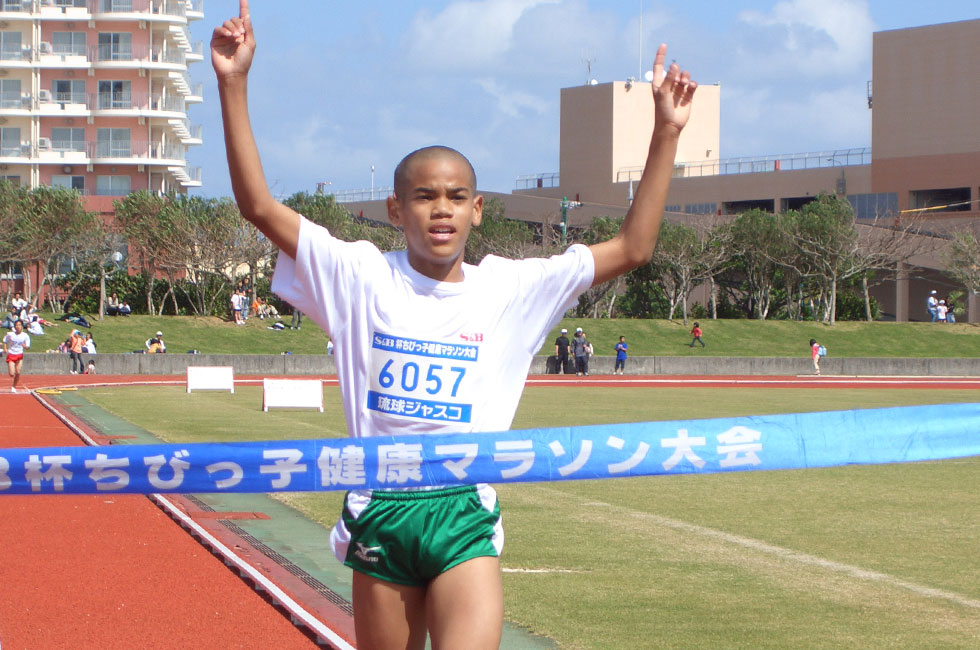 6年男子は急成長の宮城くんが初Ⅴ。風の強い中10分19秒は立派。