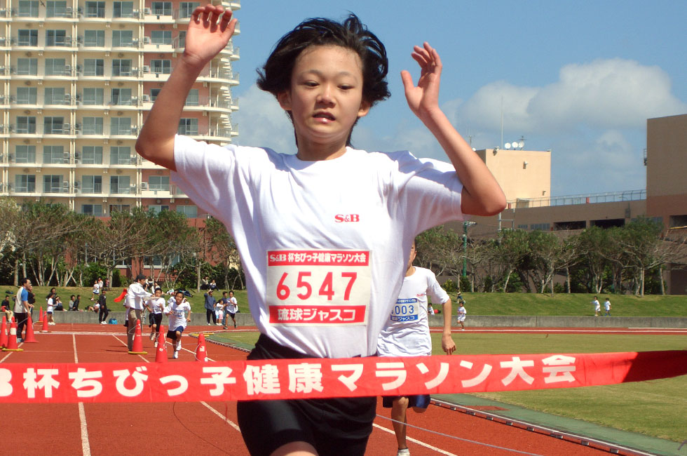 6年女子は新屋さんが初Ⅴ。タイムも11分35秒の好タイム。
