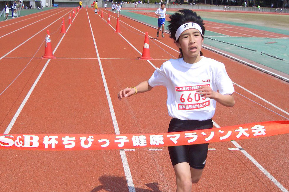 6年女子は高木さんが独走Ⅴ。難コースで11分18秒の好タイムだった。