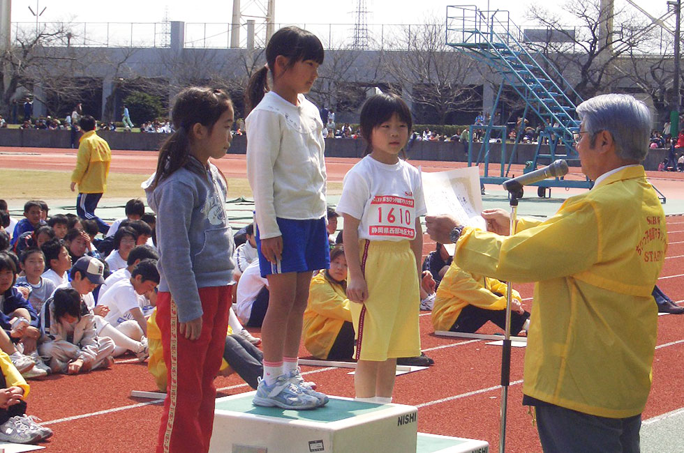 1年女子表彰。1位清水さん6分31秒（今年度5位）、2位椛さん　6分32秒（同6位）、3位堀内さん6分45秒（同13位）とハイレベルだった。