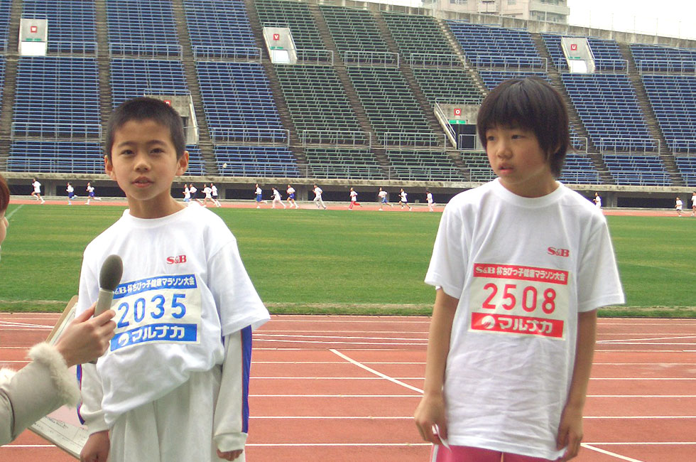 2年男女優勝インタビュー。男子は青井くんが5分49秒の好タイムで接戦を制した。女子は竹下さんが6分27秒の好タイムで2連覇。