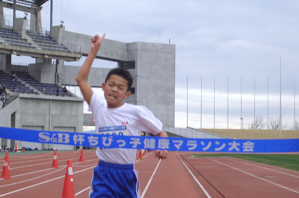 5年男子は野崎くんが素晴らしい走りを見せ2連覇。10分48秒（昨年度ランク9位）の好タイム。