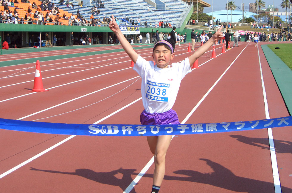 2年男子は森くんが5分37秒の今年度最高タイムで独走Ⅴ。