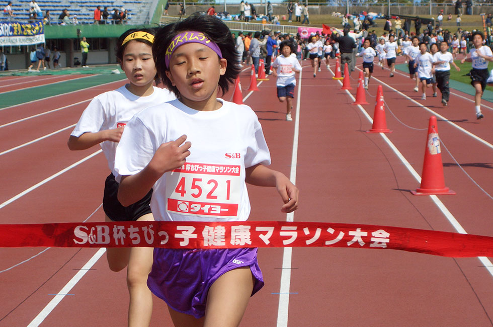 4年女子は山内さんと田口さんの接戦となった。ラストは山内さんが1秒差で先着。