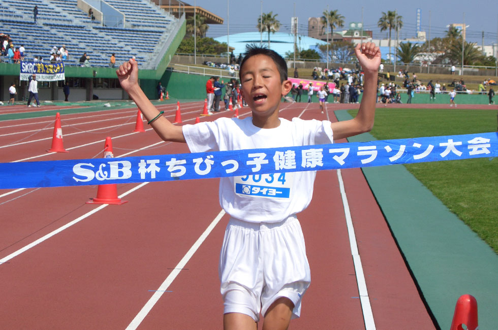 5年男子は榎園くんが10分50秒の好タイムで連覇。独走での圧勝だった。