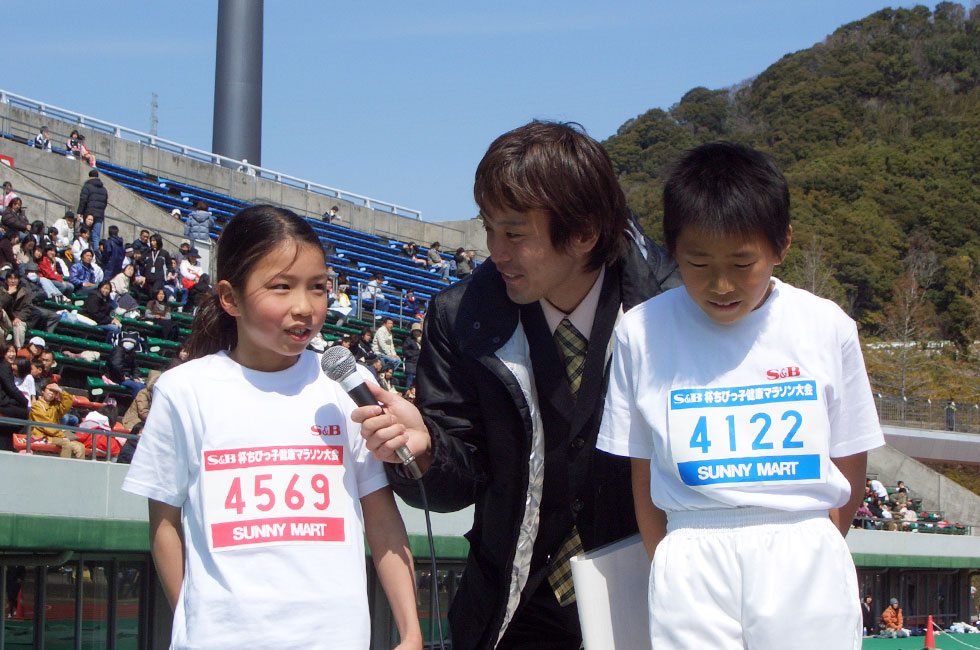 4年男女優勝インタビュー。男子は橋本くんが4連覇。女子は出口さんが3連覇。