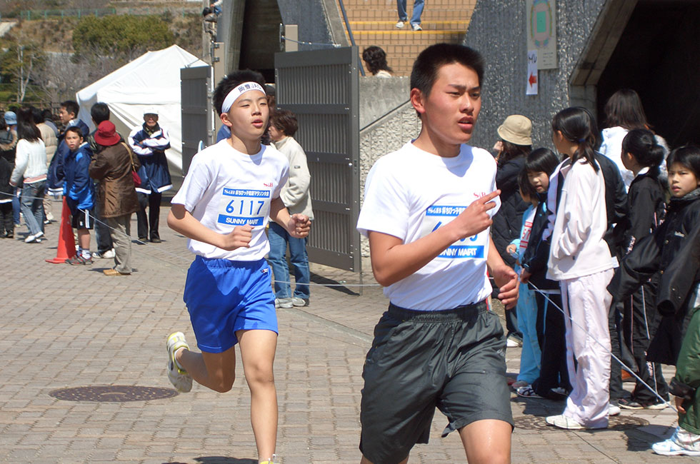 6年男子は先行する黒岩くんを山本くんがぴったりマーク。残り100ｍで黒岩くんのスパートが炸裂し決着。