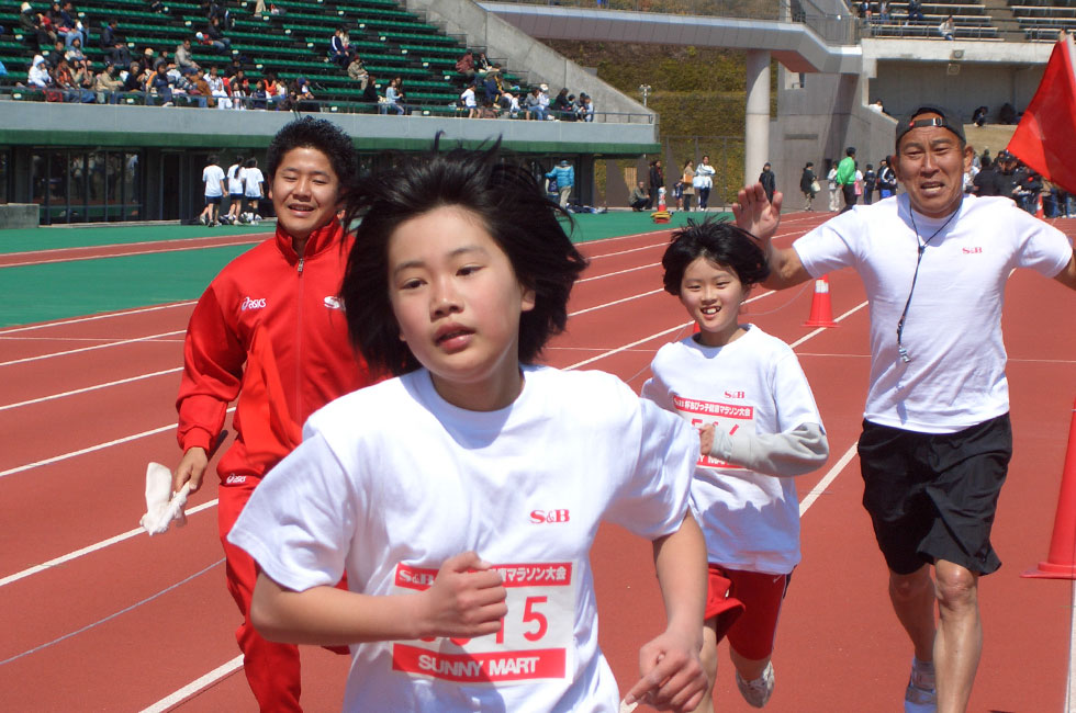6年生の最終ランナーも笑顔のフィニッシュ！6年生の最終ランナーも笑顔のフィニッシュ！