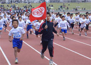 2年男子を先導するのは昨年優勝者の松原くん。中学生活もスタートだね。頑張って下さい！