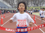 3年女子は平野さんが連覇。タイムも8分00秒の好タイム。