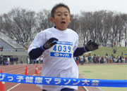 4年男子は林くんが快走。この時期の7分15秒は6分台の価値あり。