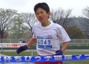 名勝負の6年男子は前田くんと福田くんの一騎打ち。ラスト勝負で前田くんが突き放した。タイムも10分20秒（昨年度8位）、2秒差で福田くん（同10位）。