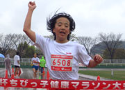 6年女子は急成長の黒川さんが初優勝。昨年より52秒短縮の11分08秒（昨年度14位）の好タイムだった。
